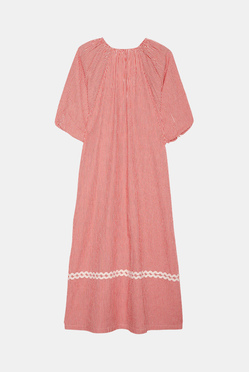 Szeroka, luźna sukienka Abelone Red Flower marki SISSEL EDELBO z obszernymi rękawami typu raglan z elastycznymi otworami i szerokim dekoltem w serek, który ściągany jest regulowanym sznurkiem. Posiada miękką podszewkę, która nadaje bufiasty kształt. Ozdobiona jest wyrazistym, kwiatowym haftem oraz szerokimi, zygzakowatymi taśmami. Wykonana w 100% z jakościowej bawełny organicznej.
-Luźny, szeroki krój
-Kwiatowy haft
-Ściągany dekolt w serek
-ONE SIZE