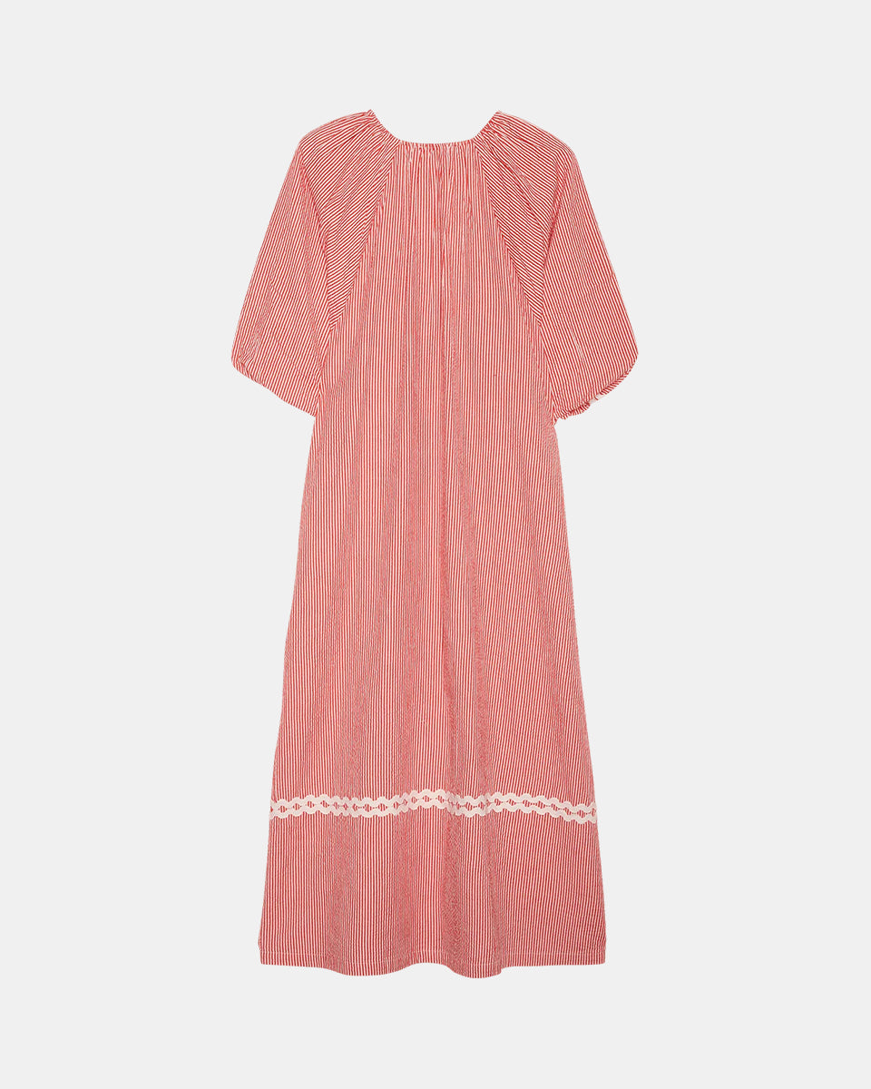 Szeroka, luźna sukienka Abelone Red Flower marki SISSEL EDELBO z obszernymi rękawami typu raglan z elastycznymi otworami i szerokim dekoltem w serek, który ściągany jest regulowanym sznurkiem. Posiada miękką podszewkę, która nadaje bufiasty kształt. Ozdobiona jest wyrazistym, kwiatowym haftem oraz szerokimi, zygzakowatymi taśmami. Wykonana w 100% z jakościowej bawełny organicznej.
-Luźny, szeroki krój
-Kwiatowy haft
-Ściągany dekolt w serek
-ONE SIZE