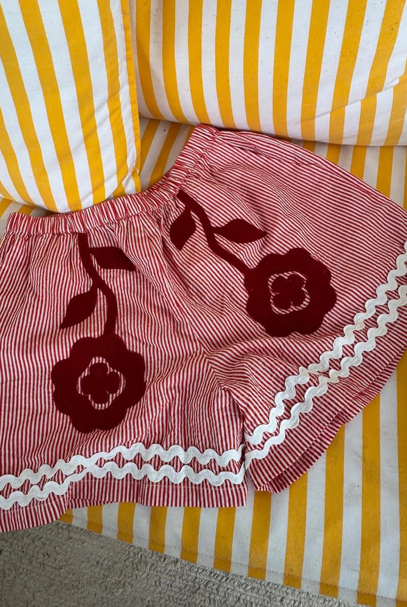Luźne szorty o swobodnym kroju Abelone Red Flower marki SISSEL EDELBO z gumką w pasie i kieszeniami w bocznych szwach. Ozdobione są pięknym, wyrazistym haftem kwiatowym oraz szerokimi, zygzakowatymi taśmami u dołu. Wykonane są z jakościowej bawełny organicznej.
-Luźny, swobodny krój
-Piękny haft kwiatowy
-Zamów szorty w swoim standardowym rozmiarze
