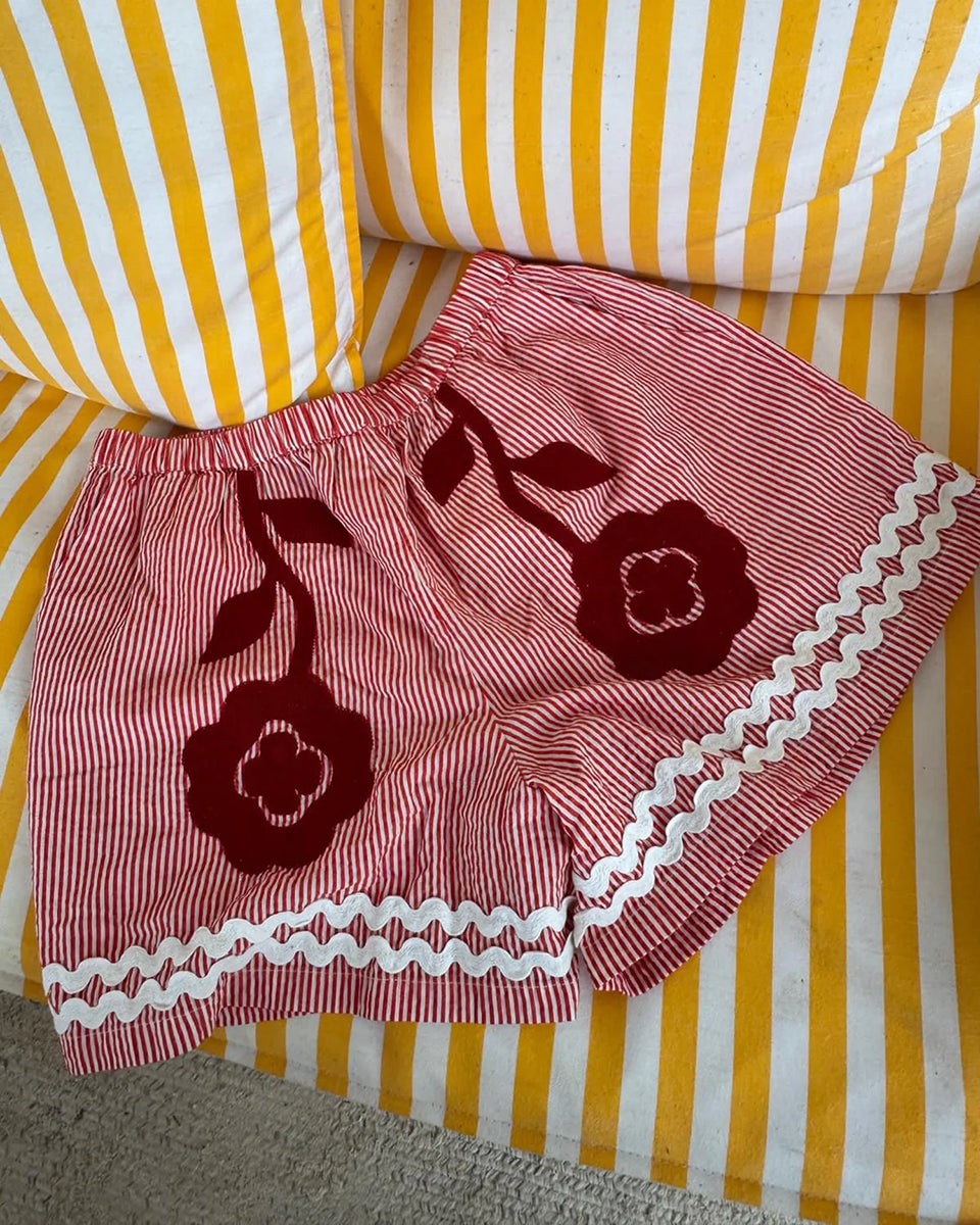Luźne szorty o swobodnym kroju Abelone Red Flower marki SISSEL EDELBO z gumką w pasie i kieszeniami w bocznych szwach. Ozdobione są pięknym, wyrazistym haftem kwiatowym oraz szerokimi, zygzakowatymi taśmami u dołu. Wykonane są z jakościowej bawełny organicznej.
-Luźny, swobodny krój
-Piękny haft kwiatowy
-Zamów szorty w swoim standardowym rozmiarze