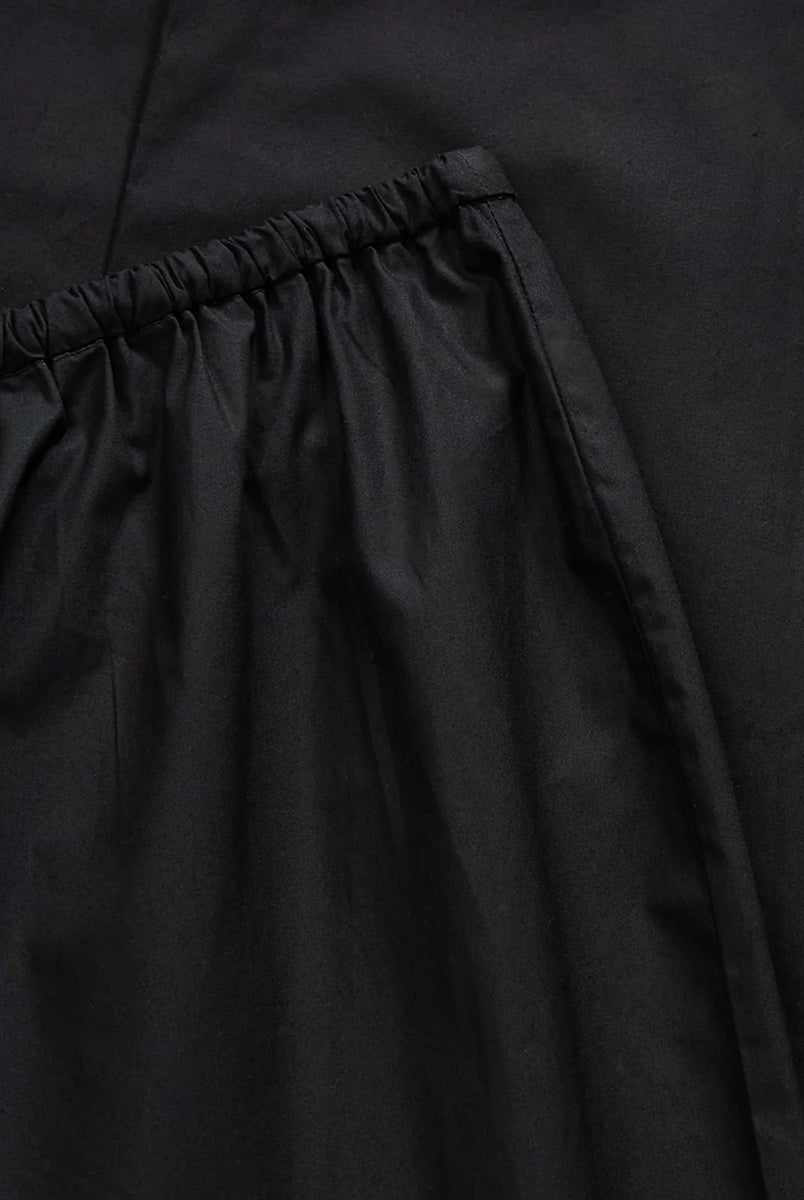 Proste, wygodne spodnie Addie Black marki SKALL z gumką w pasie i luźnym krojem, idealne na codzień. Spodnie posiadają elastyczną talię wiązaną na sznurek i kieszenie w bocznych szwach. Wykonane w 100% z bawełny organicznej.
-Rozmiar standardowy. Luźny krój zapewniający swobodne dopasowanie.