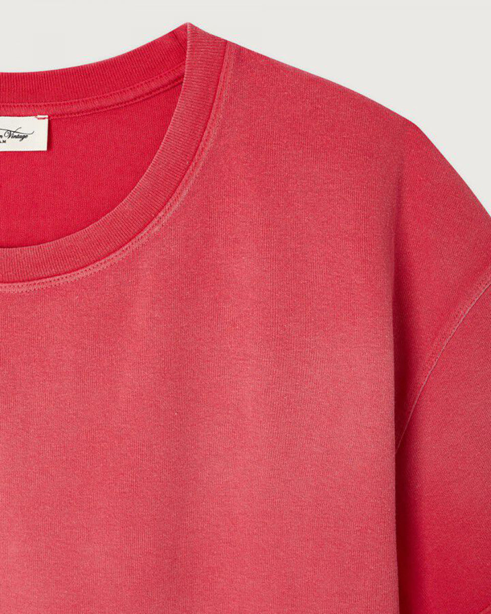 Luźny t-shirt AFO02 Amour Spray American Vintage z krótkimi rękawami i okrągłym dekoltem. Wyróżnia się miękką dzianiną w stylu vintage z efektem sprania. Można go nosić samodzielnie lub pod koszulą/bluzą, aby uzyskać nowoczesny wygląd.
-Luźny krój
-Okrągły dekolt
-Wybierz t-shirt w swoim standardowym rozmiarze