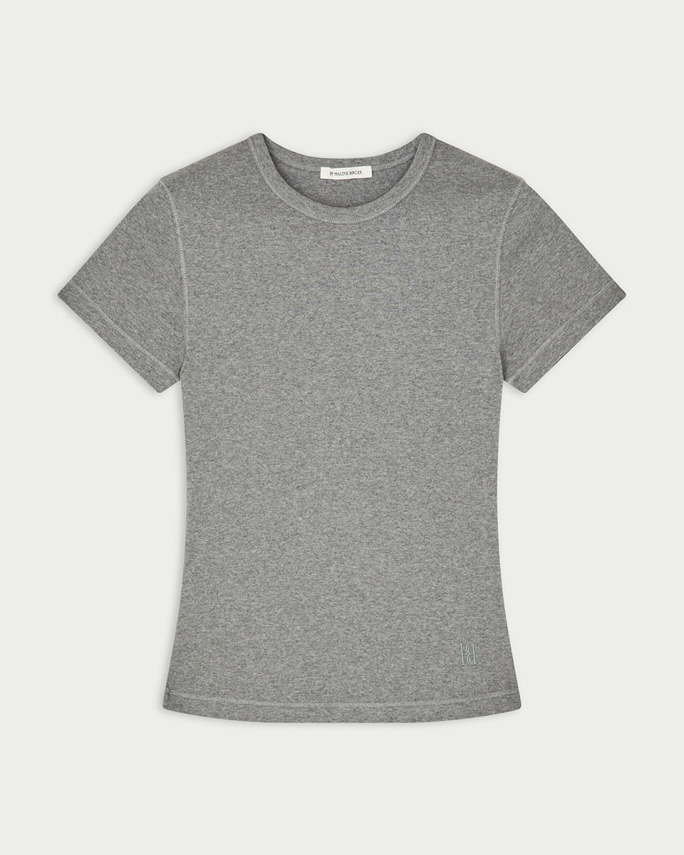 Dopasowany, klasyczny T-shirt Alicia By Malene Birger z bawełny organicznej, z okrągłym dekoltem, krótkimi rękawami i wyhaftowanym monogramem.
-Dopasowany krój
-Okrągły dekolt
-Zamów t-shirt w swoim standardowym rozmiarze
