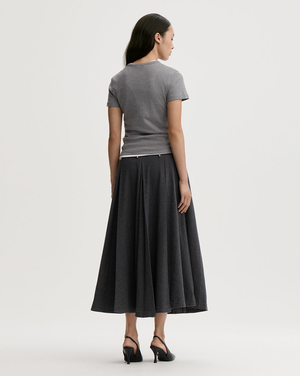 Dopasowany, klasyczny T-shirt Alicia By Malene Birger z bawełny organicznej, z okrągłym dekoltem, krótkimi rękawami i wyhaftowanym monogramem.
-Dopasowany krój
-Okrągły dekolt
-Zamów t-shirt w swoim standardowym rozmiarze