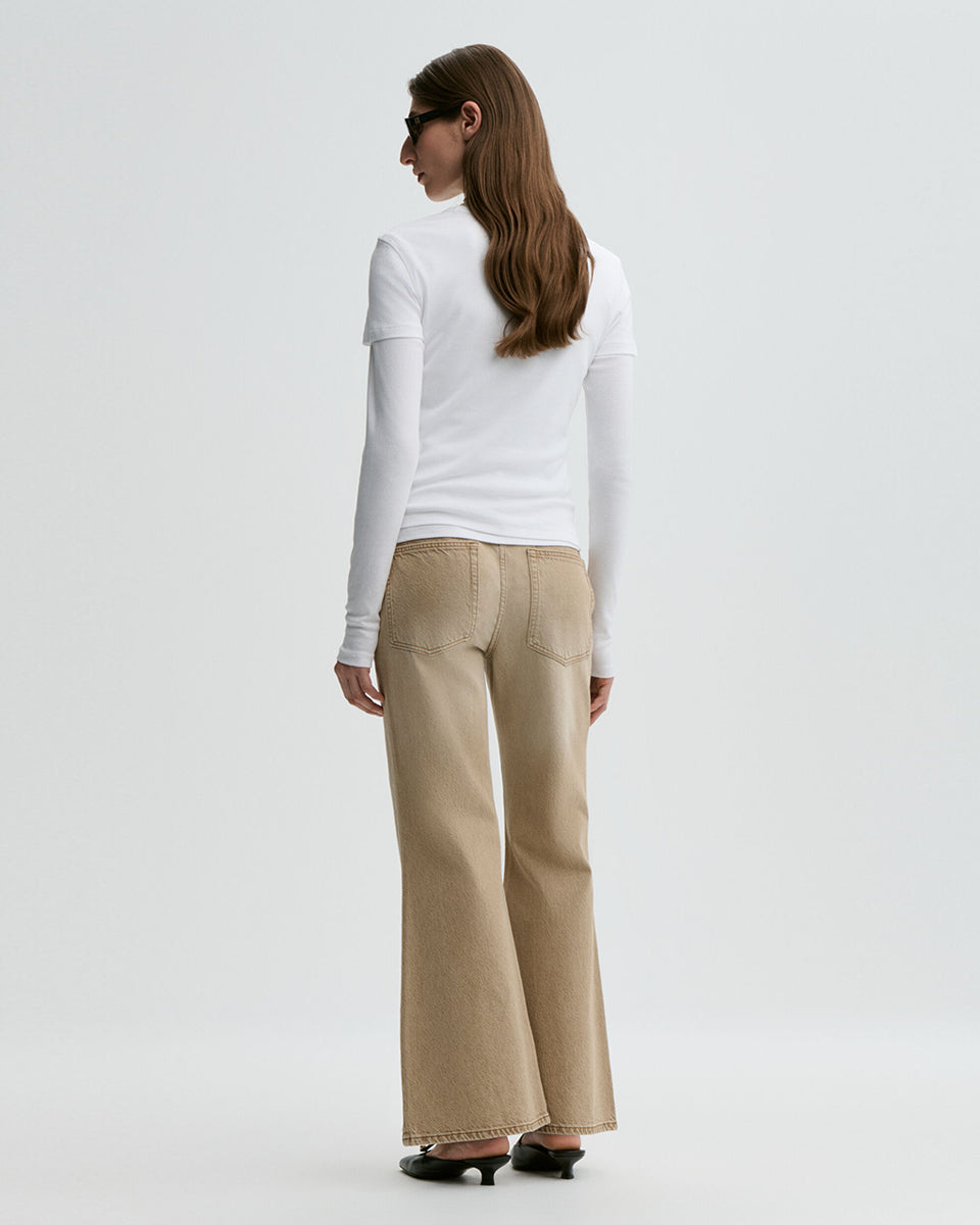 Dopasowany, klasyczny T-shirt Alicia By Malene Birger z bawełny organicznej, z okrągłym dekoltem, krótkimi rękawami i wyhaftowanym monogramem.
-Dopasowany krój
-Okrągły dekolt
-Zamów t-shirt w swoim standardowym rozmiarze