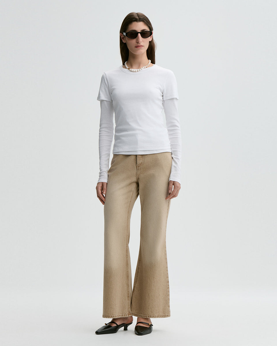 Dopasowany, klasyczny T-shirt Alicia By Malene Birger z bawełny organicznej, z okrągłym dekoltem, krótkimi rękawami i wyhaftowanym monogramem.
-Dopasowany krój
-Okrągły dekolt
-Zamów t-shirt w swoim standardowym rozmiarze
