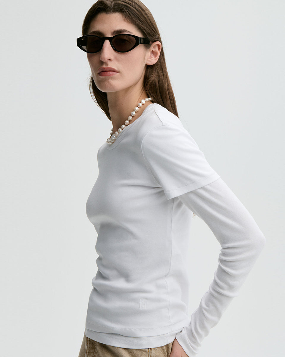 Dopasowany, klasyczny T-shirt Alicia By Malene Birger z bawełny organicznej, z okrągłym dekoltem, krótkimi rękawami i wyhaftowanym monogramem.
-Dopasowany krój
-Okrągły dekolt
-Zamów t-shirt w swoim standardowym rozmiarze