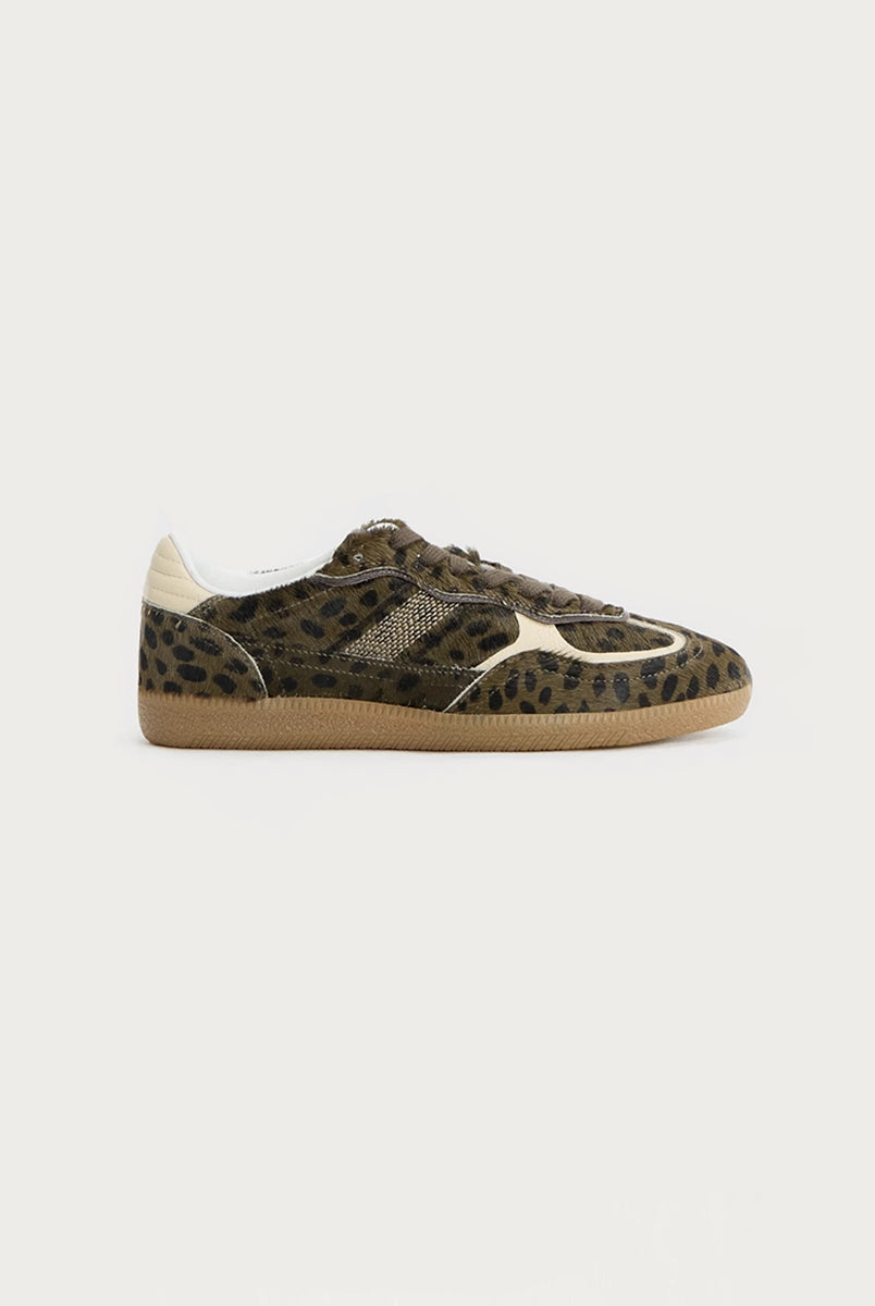 Ciemnozielone, skórzane sneakersy ALOHAS Tb.490 Soft Green z wzorem w panterkę na gumowej, płaskiej podeszwie. Na przodzie i przy sznurowadłach widoczne są jasne, kremowe akcenty. Posiadają okrągłe noski. Wiązane na sznurówki.