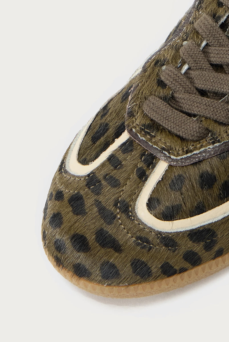 Ciemnozielone, skórzane sneakersy ALOHAS Tb.490 Soft Green z wzorem w panterkę na gumowej, płaskiej podeszwie. Na przodzie i przy sznurowadłach widoczne są jasne, kremowe akcenty. Posiadają okrągłe noski. Wiązane na sznurówki.