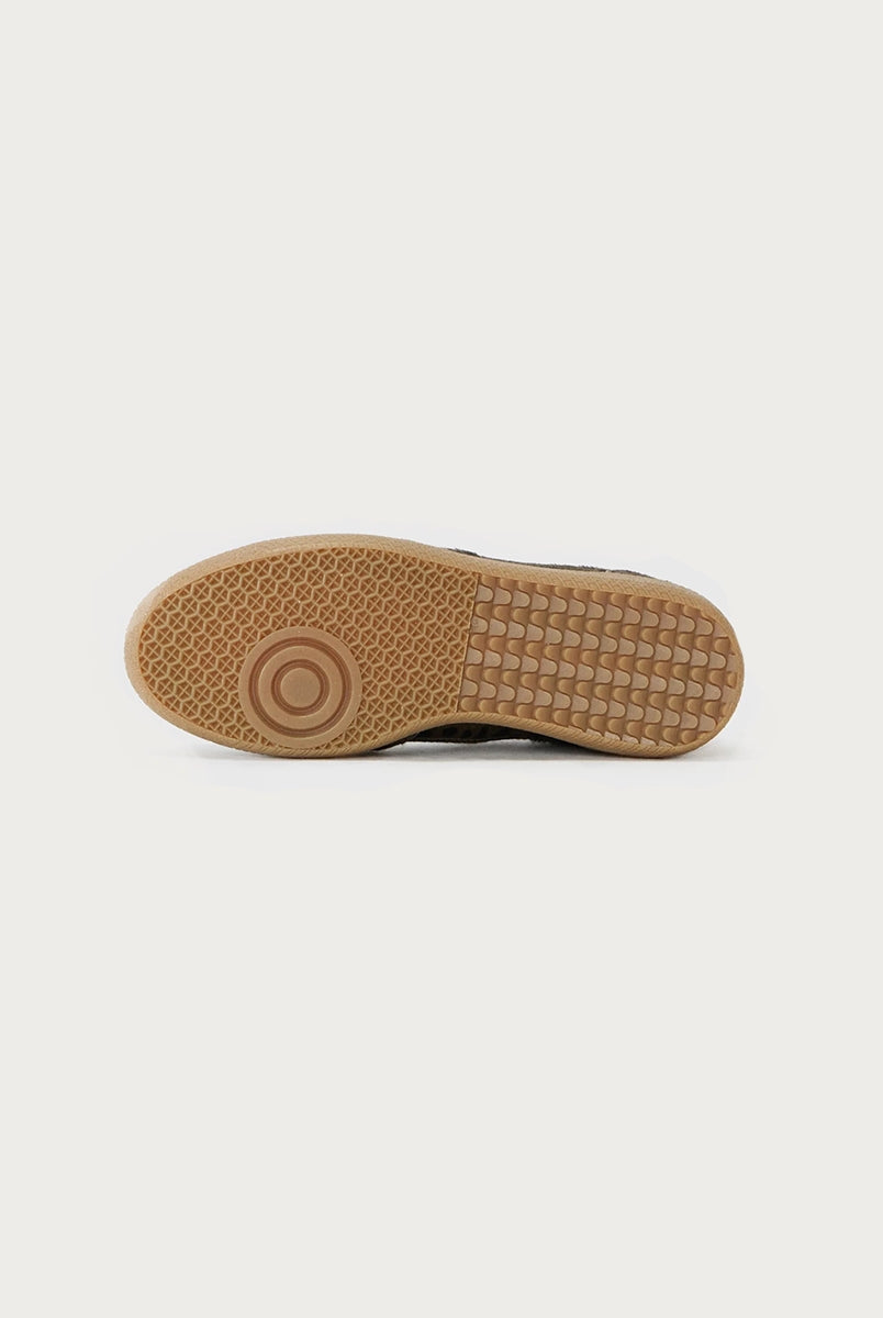 Ciemnozielone, skórzane sneakersy ALOHAS Tb.490 Soft Green z wzorem w panterkę na gumowej, płaskiej podeszwie. Na przodzie i przy sznurowadłach widoczne są jasne, kremowe akcenty. Posiadają okrągłe noski. Wiązane na sznurówki.