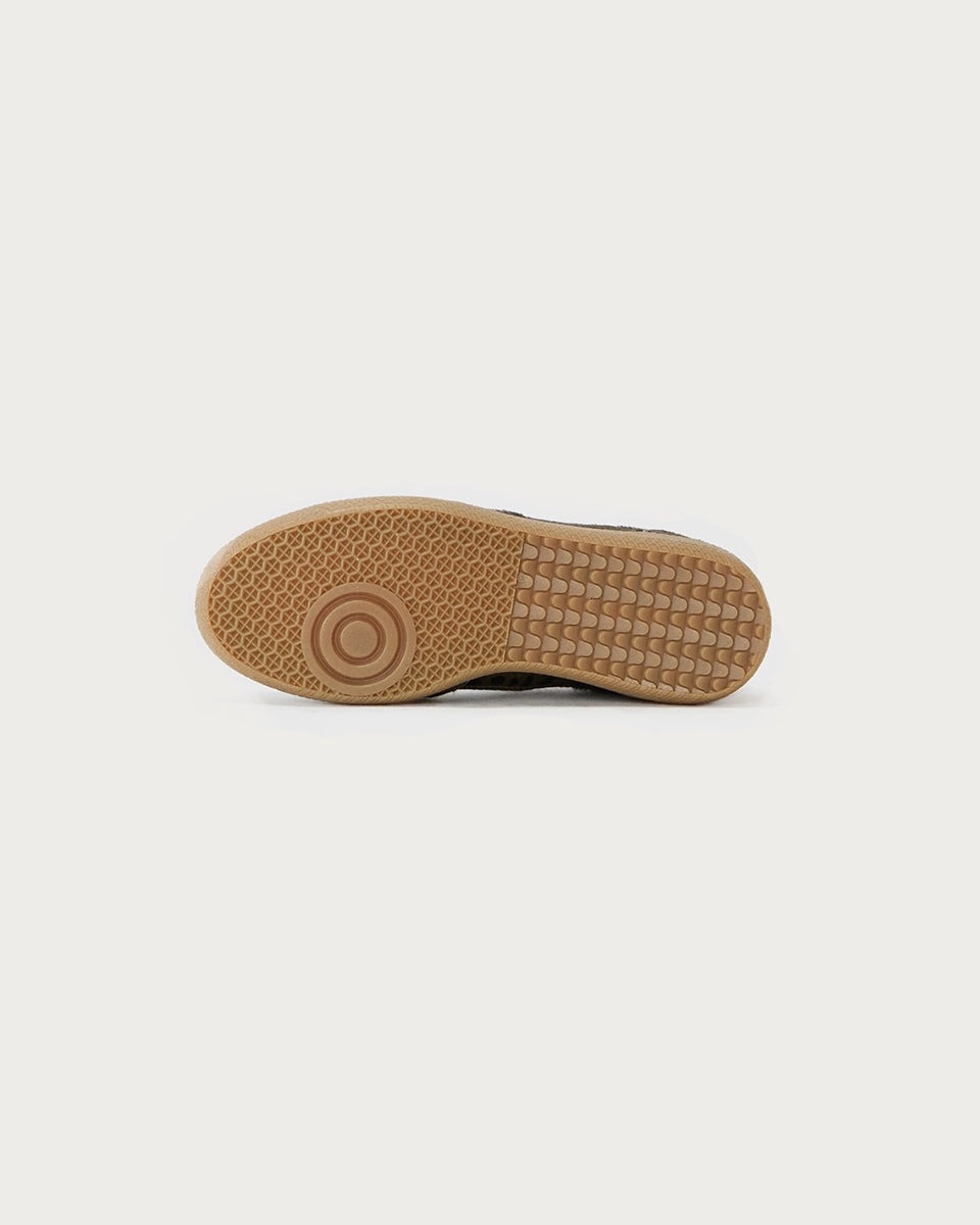 Ciemnozielone, skórzane sneakersy ALOHAS Tb.490 Soft Green z wzorem w panterkę na gumowej, płaskiej podeszwie. Na przodzie i przy sznurowadłach widoczne są jasne, kremowe akcenty. Posiadają okrągłe noski. Wiązane na sznurówki.
