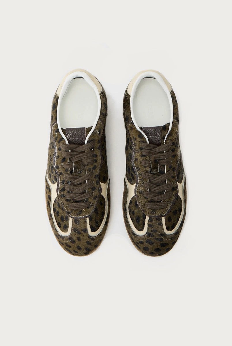 Ciemnozielone, skórzane sneakersy ALOHAS Tb.490 Soft Green z wzorem w panterkę na gumowej, płaskiej podeszwie. Na przodzie i przy sznurowadłach widoczne są jasne, kremowe akcenty. Posiadają okrągłe noski. Wiązane na sznurówki.