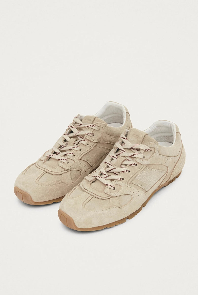 Kremowe, zamszowe sneakersy Tb.56 ALOHAS z wielowarstwową konstrukcją. Wiązane za pomocą marmurkowej sznurówki.