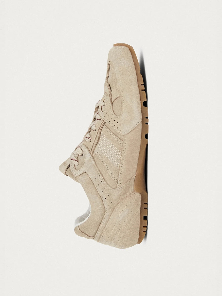 Kremowe, zamszowe sneakersy Tb.56 ALOHAS z wielowarstwową konstrukcją. Wiązane za pomocą marmurkowej sznurówki.