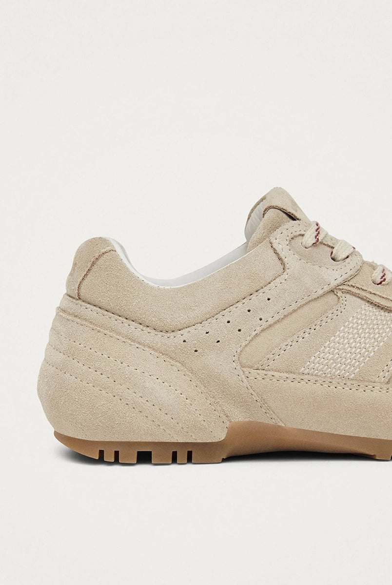 Kremowe, zamszowe sneakersy Tb.56 ALOHAS z wielowarstwową konstrukcją. Wiązane za pomocą marmurkowej sznurówki.