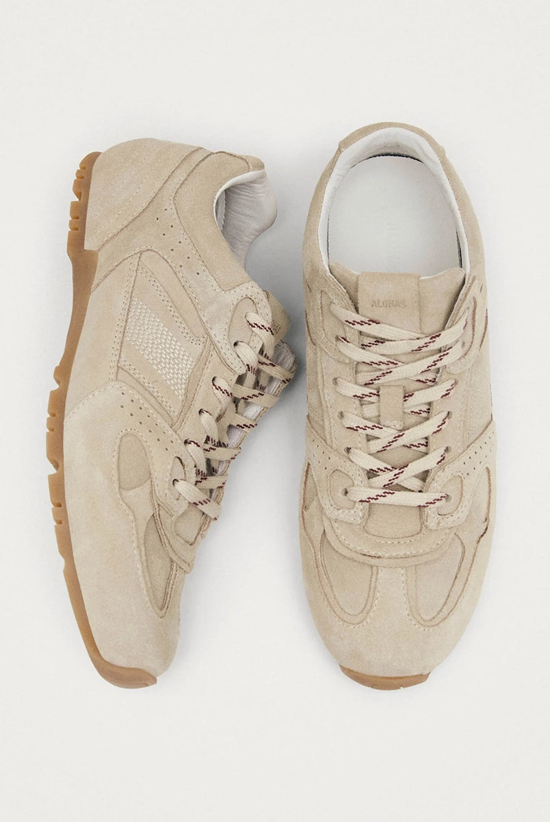 Kremowe, zamszowe sneakersy Tb.56 ALOHAS z wielowarstwową konstrukcją. Wiązane za pomocą marmurkowej sznurówki.
