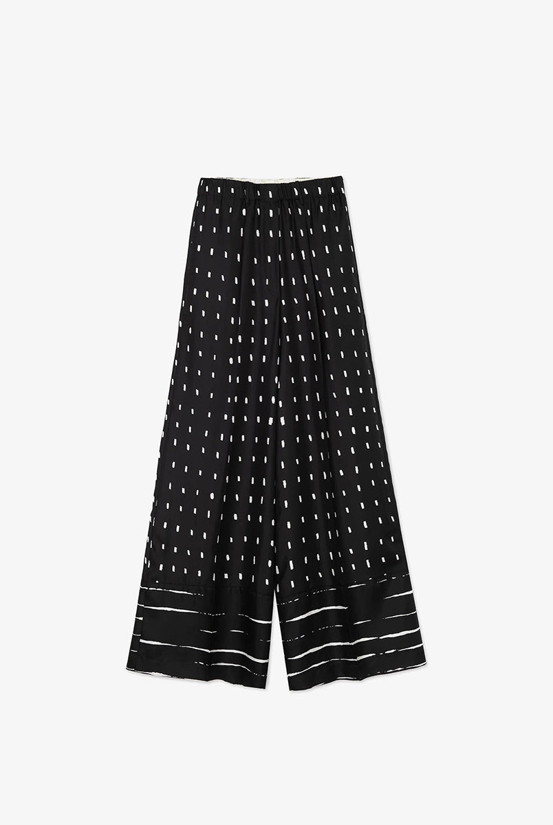 Jedwabne, eleganckie spodnie z szeroką, prostą nogawką w kontrastowy print w kropki. Posiadają wysoki stan i są elastyczne w talii. Wykonane z lejącej, śliskiej, jedwabnej tkaniny.