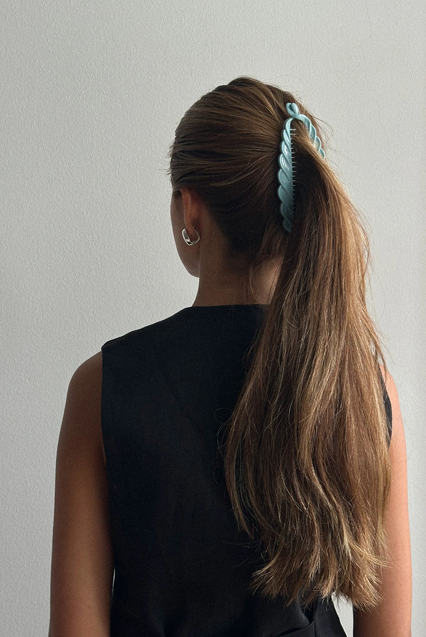 Spinka Amarante Pico Copenhagen to idealny dodatek do stworzenia uroczego i prostego kucyka. Elegancka i łatwa w użyciu, doda uroku każdej stylizacji.
Ozdoby i akcesoria do włosów nie podlegają zwrotowi ani wymianie ze względów higienicznych. 