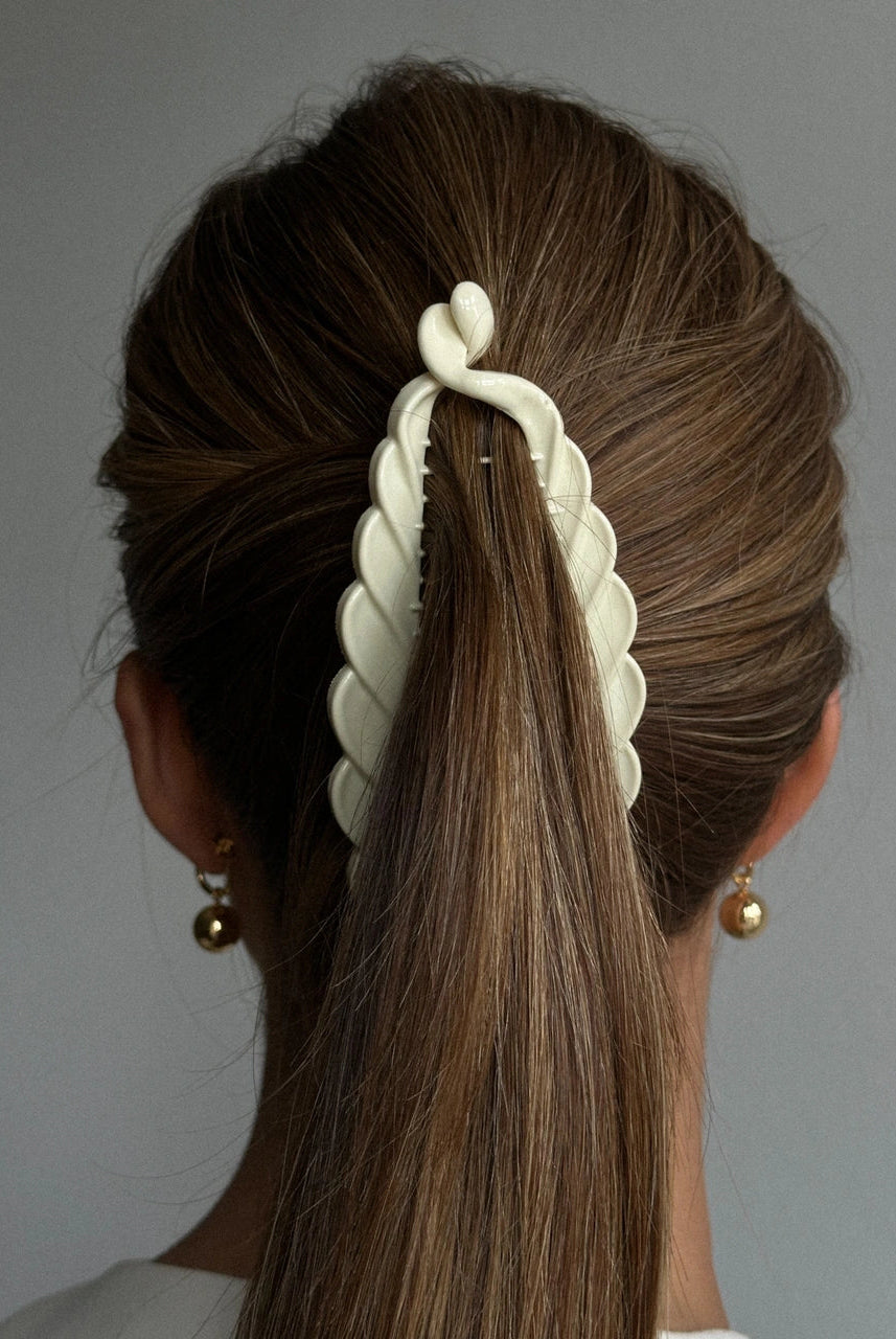 Spinka Amarante Pico Copenhagen to idealny dodatek do stworzenia uroczego i prostego kucyka. Elegancka i łatwa w użyciu, doda uroku każdej stylizacji.
Ozdoby i akcesoria do włosów nie podlegają zwrotowi ani wymianie ze względów higienicznych. 