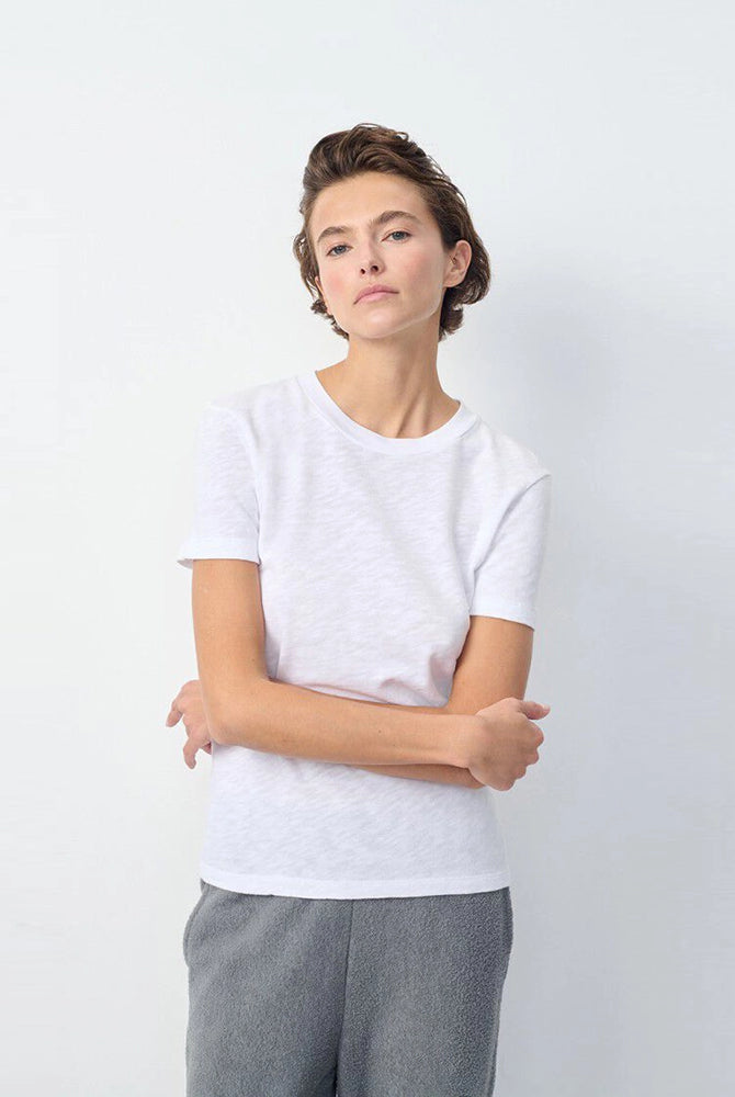 Klasyczny, bawełniany, czarny t-shirt SONOMA American Vintage z krótkim rękawem i okrągłym dekoltem. Koszulka ma prosty krój i przylegający fason.