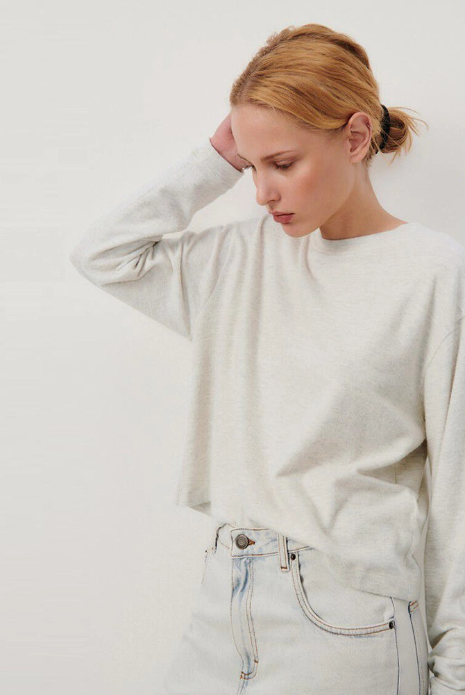Luźny, jasnoszary longsleeve YPAWOOD American Vintage o pudełkowym kroju. Posiada okrągły dekolt i długie zwężane przy nadgarstkach rękawy.