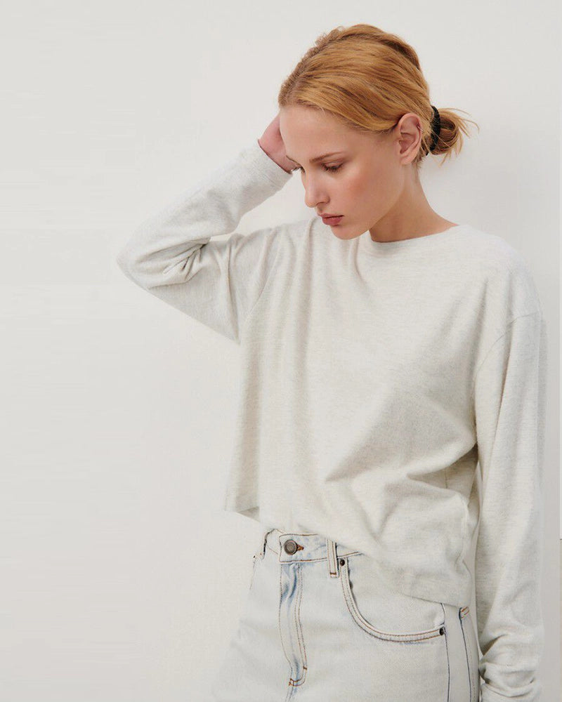 Luźny, jasnoszary longsleeve YPAWOOD American Vintage o pudełkowym kroju. Posiada okrągły dekolt i długie zwężane przy nadgarstkach rękawy.