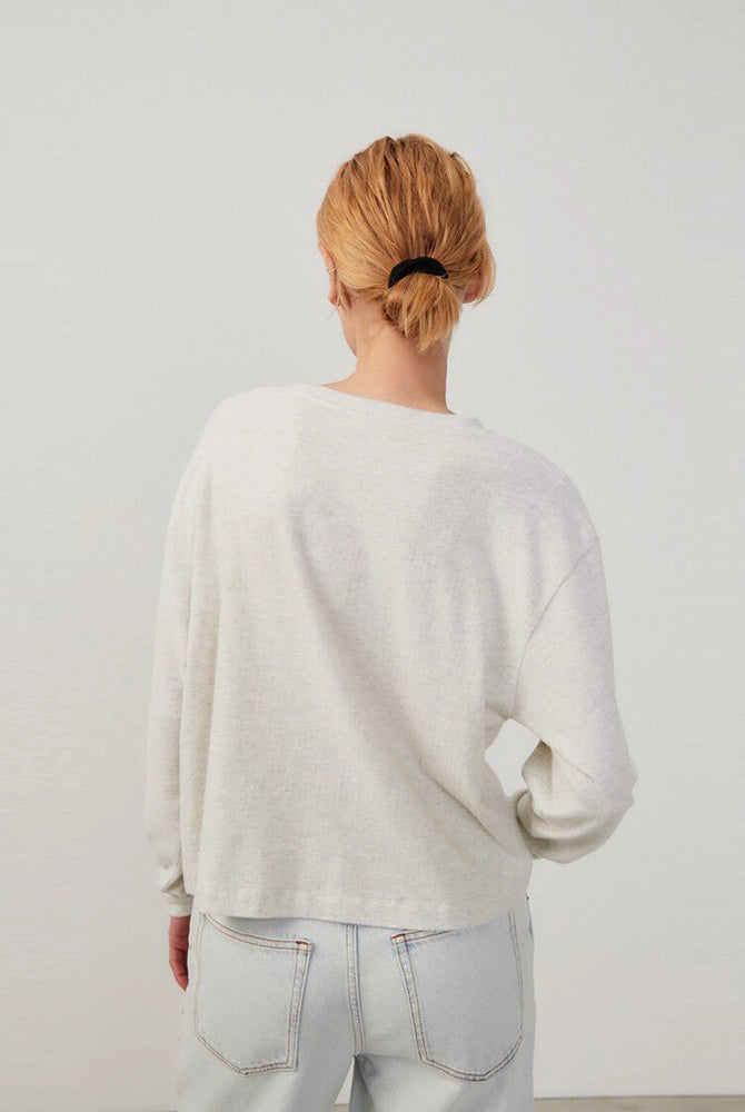 Luźny, jasnoszary longsleeve YPAWOOD American Vintage o pudełkowym kroju. Posiada okrągły dekolt i długie zwężane przy nadgarstkach rękawy.