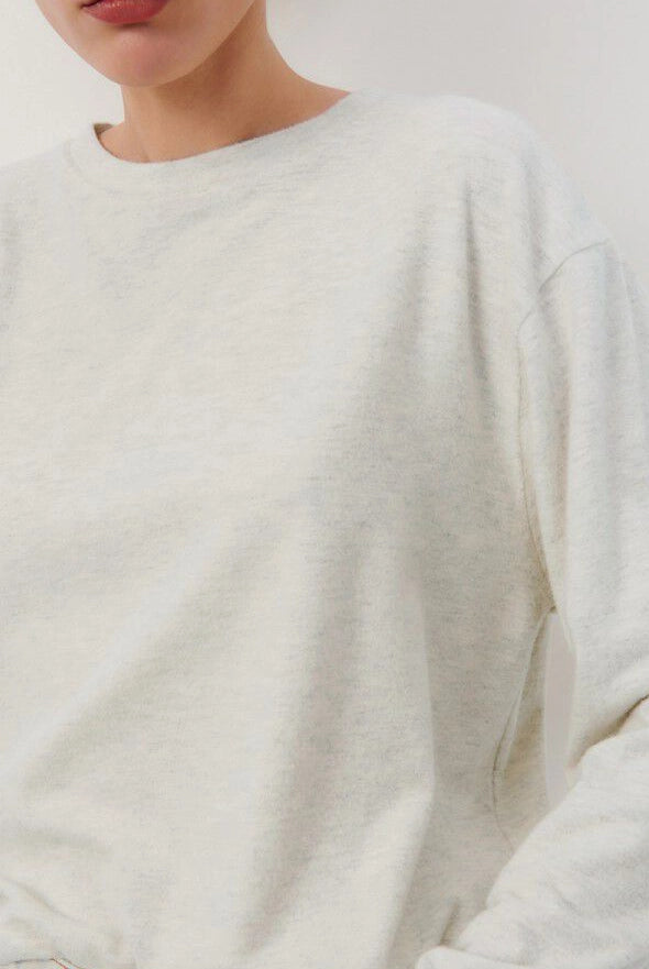 Luźny, jasnoszary longsleeve YPAWOOD American Vintage o pudełkowym kroju. Posiada okrągły dekolt i długie zwężane przy nadgarstkach rękawy.