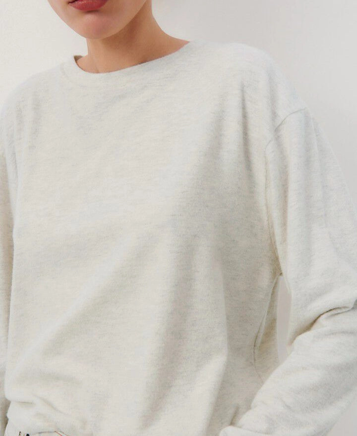 Luźny, jasnoszary longsleeve YPAWOOD American Vintage o pudełkowym kroju. Posiada okrągły dekolt i długie zwężane przy nadgarstkach rękawy.