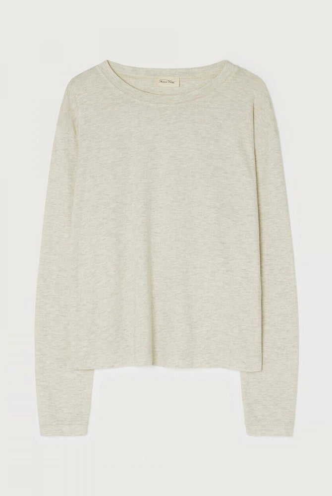 Luźny, jasnoszary longsleeve YPAWOOD American Vintage o pudełkowym kroju. Posiada okrągły dekolt i długie zwężane przy nadgarstkach rękawy.