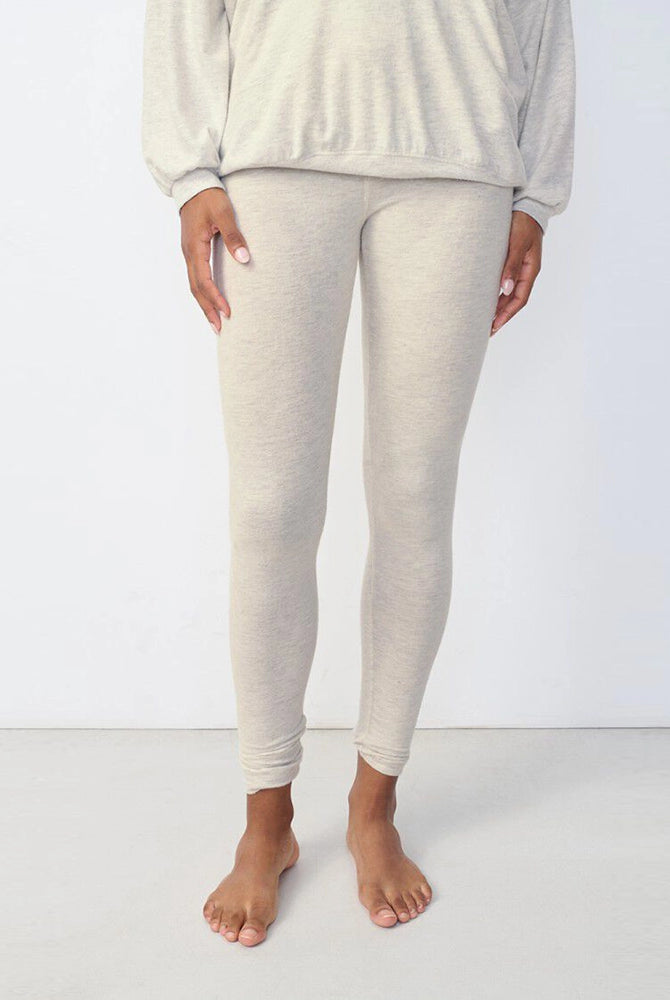 Klasyczne, bardzo wygodne i uniwersalne legginsy YPAWOOD American Vintage. Wykonane z bardzo miłej w dotyku, elastycznej tkaniny z bawełną. Legginsy mają wysoki stan.