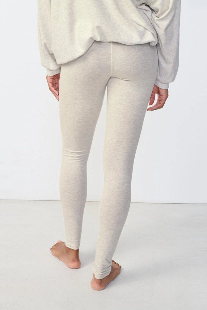 Klasyczne, bardzo wygodne i uniwersalne legginsy YPAWOOD American Vintage. Wykonane z bardzo miłej w dotyku, elastycznej tkaniny z bawełną. Legginsy mają wysoki stan.
