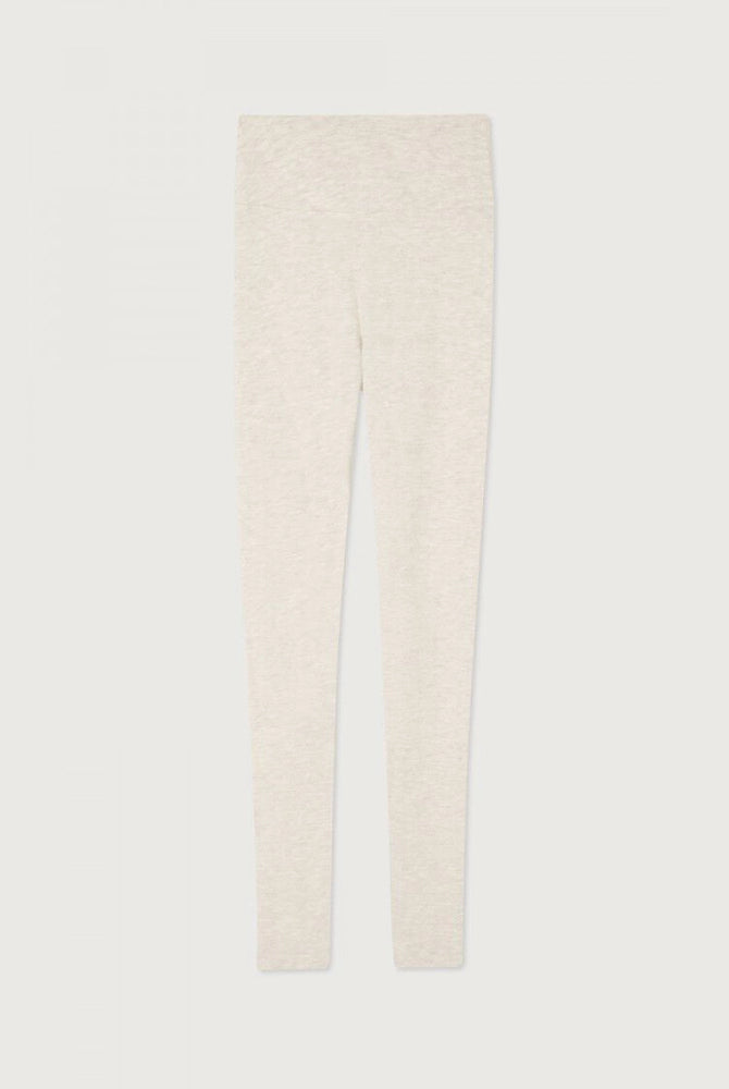 Klasyczne, bardzo wygodne i uniwersalne legginsy YPAWOOD American Vintage. Wykonane z bardzo miłej w dotyku, elastycznej tkaniny z bawełną. Legginsy mają wysoki stan.