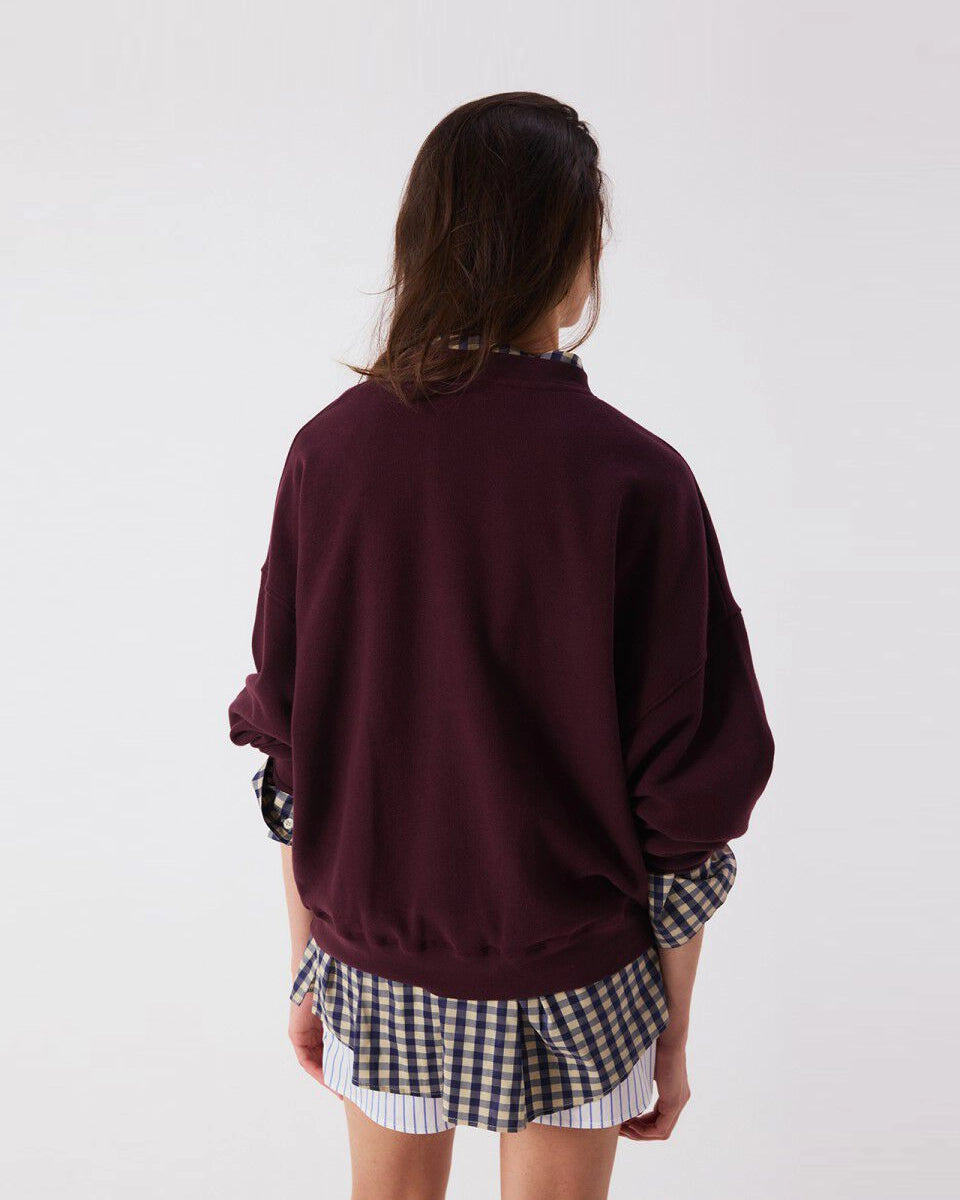 Luźna, bawełniana bluza ATU03 francuskiej marki American Vintage z długimi, raglanowymi rękawami i okrągłym dekoltem. Wykończona ściągaczami. Wykonana z miękkiej, bawełnianej tkaniny. Jest niezbędnym elementem codziennej garderoby, zaprojektowana z myślą o całorocznym noszeniu. -Oversizowy krój -Lekka, elastyczna bawełna -Zamów bluzę w swoim standardowym rozmiarze