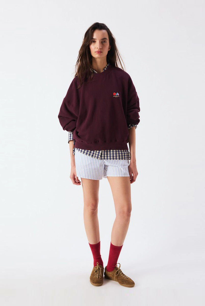Luźna, bawełniana bluza ATU03 francuskiej marki American Vintage z długimi, raglanowymi rękawami i okrągłym dekoltem. Wykończona ściągaczami. Wykonana z miękkiej, bawełnianej tkaniny. Jest niezbędnym elementem codziennej garderoby, zaprojektowana z myślą o całorocznym noszeniu. -Oversizowy krój -Lekka, elastyczna bawełna -Zamów bluzę w swoim standardowym rozmiarze