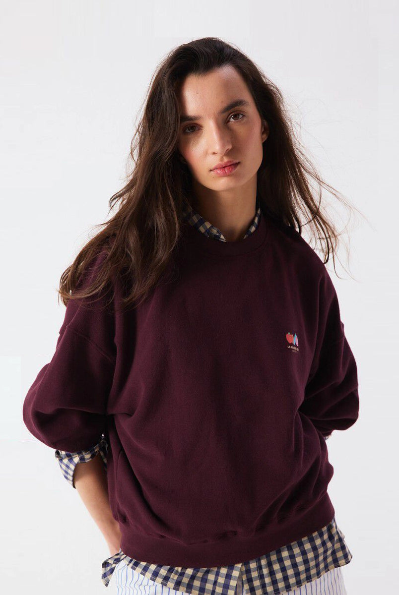 Luźna, bawełniana bluza ATU03 francuskiej marki American Vintage z długimi, raglanowymi rękawami i okrągłym dekoltem. Wykończona ściągaczami. Wykonana z miękkiej, bawełnianej tkaniny. Jest niezbędnym elementem codziennej garderoby, zaprojektowana z myślą o całorocznym noszeniu. -Oversizowy krój -Lekka, elastyczna bawełna -Zamów bluzę w swoim standardowym rozmiarze