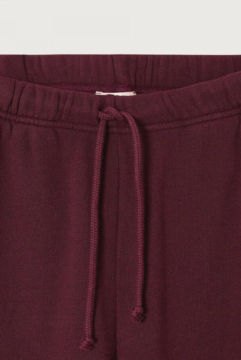 Luźne spodnie dresowe ATU05 Mint francuskiej marki American Vintage z elastyczną talią ze ściąganym sznurkiem i prostą, skróconą nogawką. Mają dwie kieszenie z przodu i jedną kieszeń naszywaną z tyłu z owocowym motywem. Wykonane z miękkiej bawełny. -Luźny fason -Elastyczna talia -Zamów spodnie w swoim standardowym rozmiarze