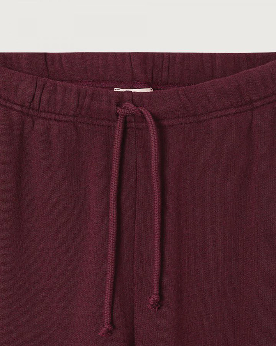 Luźne spodnie dresowe ATU05 Mint francuskiej marki American Vintage z elastyczną talią ze ściąganym sznurkiem i prostą, skróconą nogawką. Mają dwie kieszenie z przodu i jedną kieszeń naszywaną z tyłu z owocowym motywem. Wykonane z miękkiej bawełny. -Luźny fason -Elastyczna talia -Zamów spodnie w swoim standardowym rozmiarze