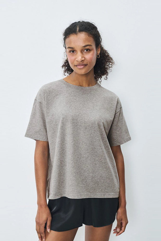 Luźny, prosty t-shirt z krótkim rękawem i okrągłym dekoltem. Wykonany z grubej bawełny. -Zamów t-shirt w swoim normalnym rozmiarze