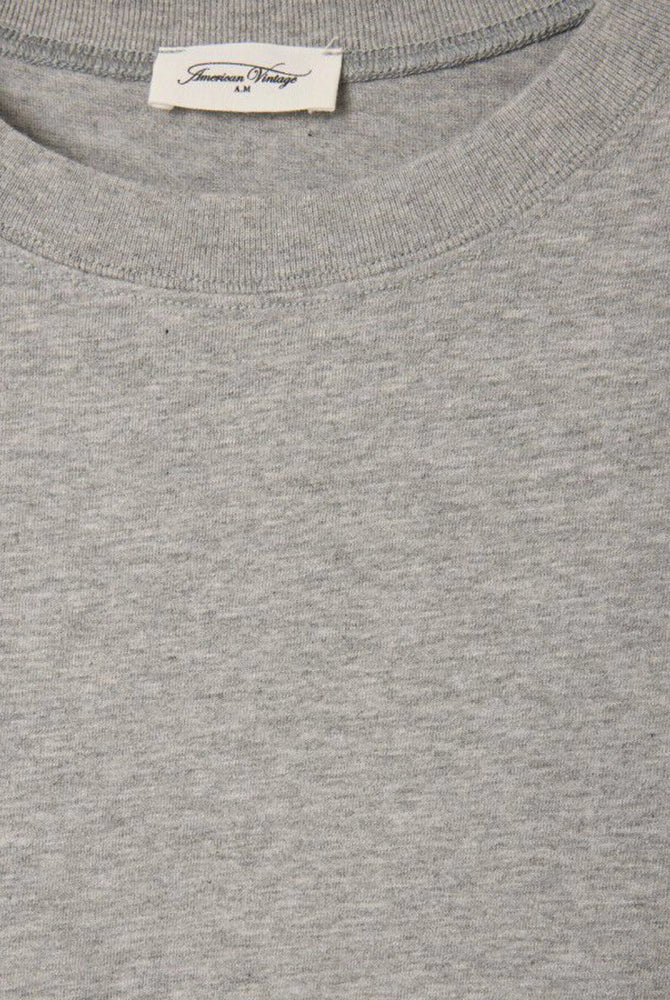 Luźny, prosty t-shirt z krótkim rękawem i okrągłym dekoltem. Wykonany z grubej bawełny. -Zamów t-shirt w swoim normalnym rozmiarze