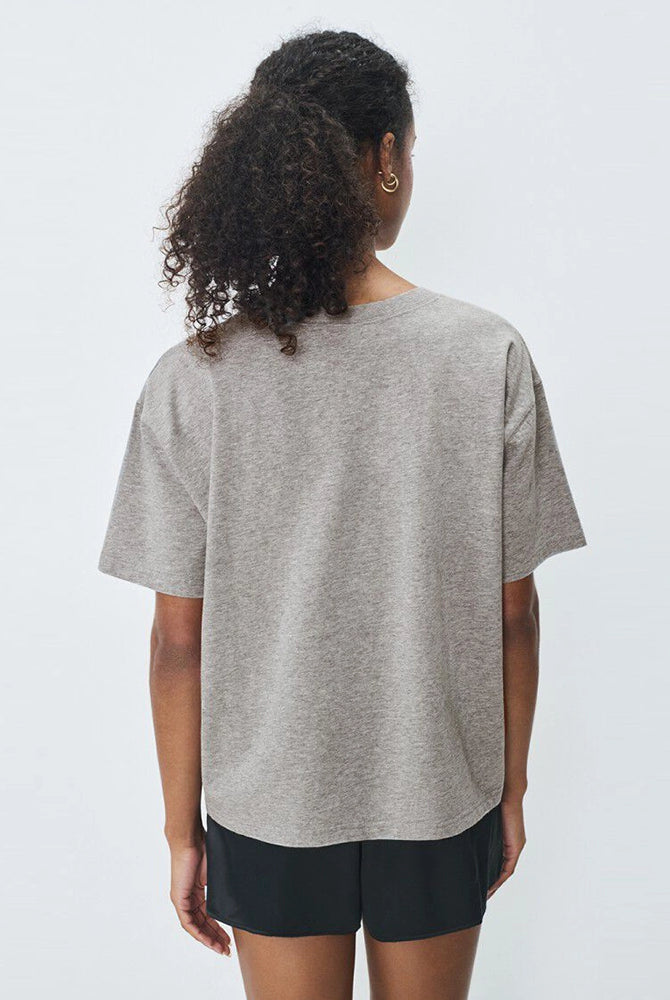 Luźny, prosty t-shirt z krótkim rękawem i okrągłym dekoltem. Wykonany z grubej bawełny. -Zamów t-shirt w swoim normalnym rozmiarze