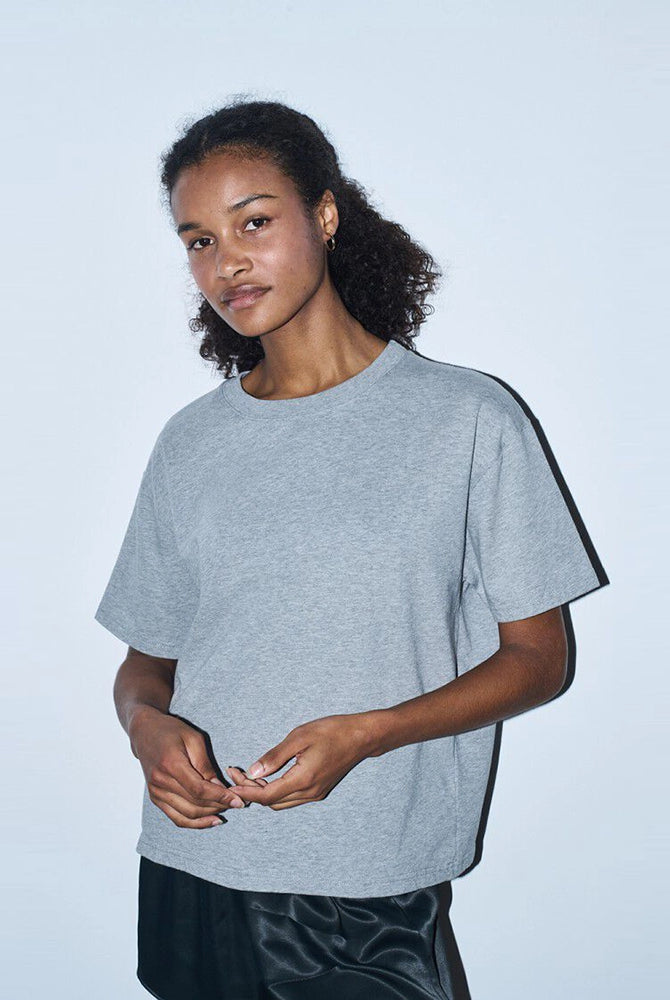 Luźny, prosty t-shirt z krótkim rękawem i okrągłym dekoltem. Wykonany z grubej bawełny. -Zamów t-shirt w swoim normalnym rozmiarze