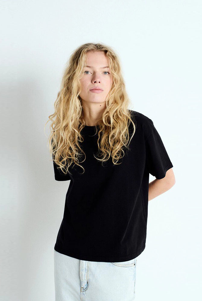 Luźny, oversizowy, prosty t-shirt FIZVALLEY American Vintage z krótkim, szerokim rękawem i okrągłym dekoltem. Wykonany z grubej, mięsistej bawełny