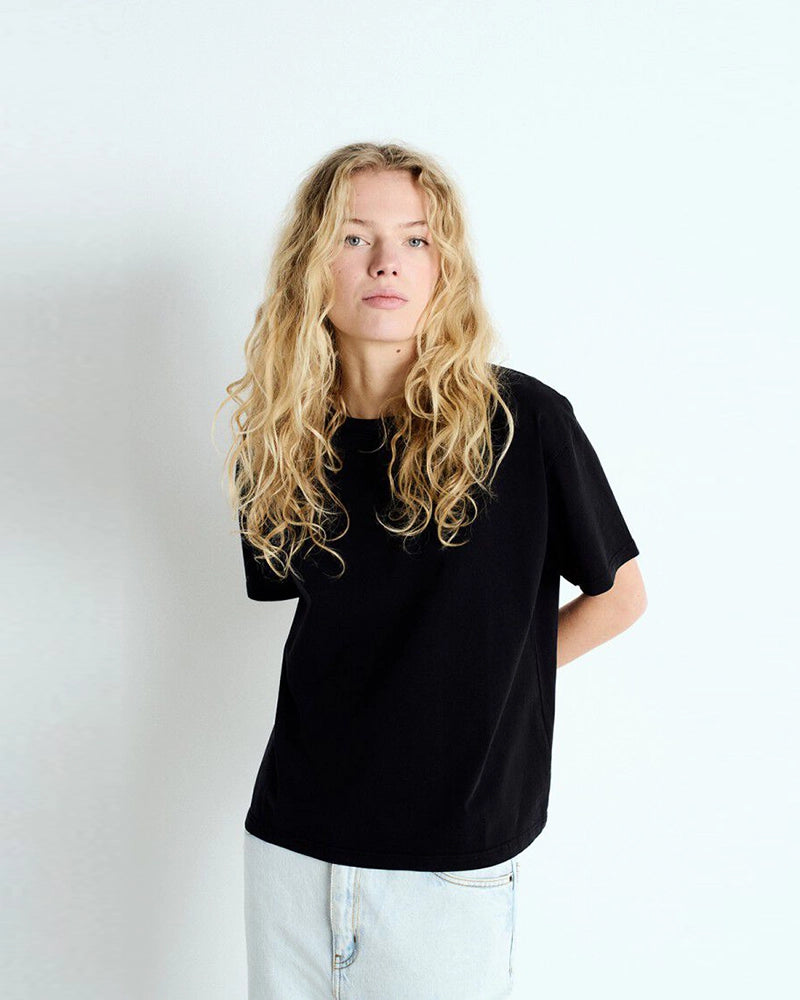 Luźny, oversizowy, prosty t-shirt FIZVALLEY American Vintage z krótkim, szerokim rękawem i okrągłym dekoltem. Wykonany z grubej, mięsistej bawełny
