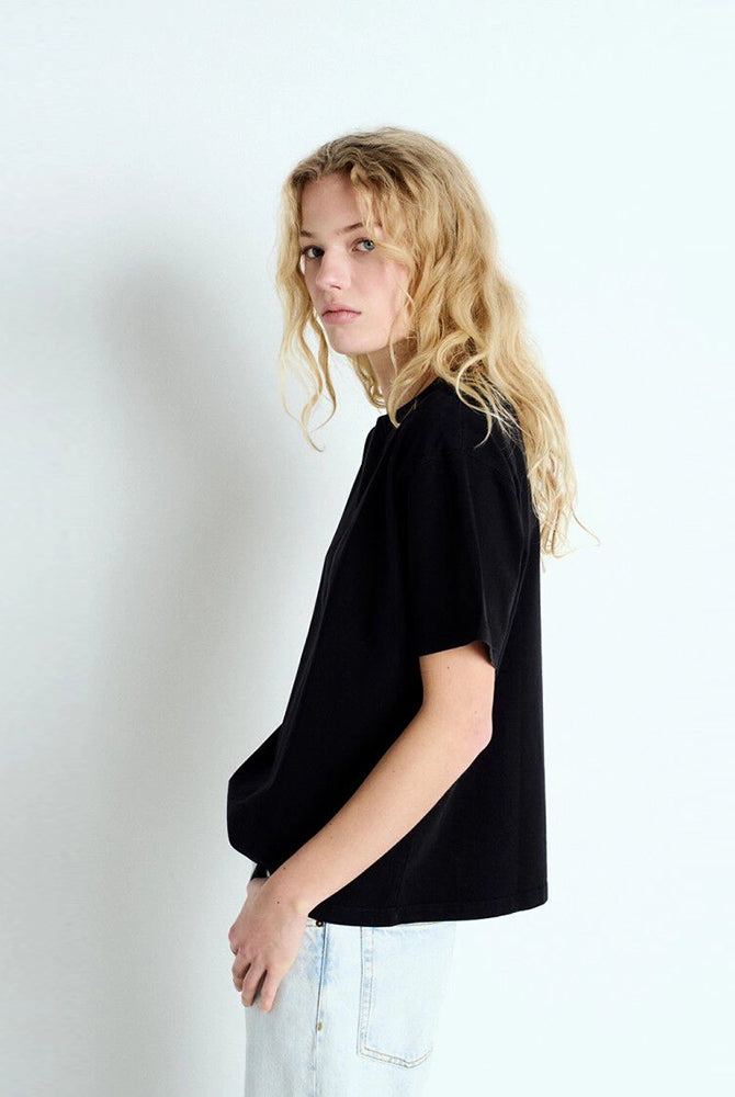 Luźny, oversizowy, prosty t-shirt FIZVALLEY American Vintage z krótkim, szerokim rękawem i okrągłym dekoltem. Wykonany z grubej, mięsistej bawełny
