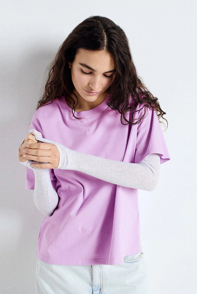 Luźny, prosty t-shirt z krótkim rękawem i okrągłym dekoltem. Wykonany z grubej bawełny. -Zamów t-shirt w swoim normalnym rozmiarze