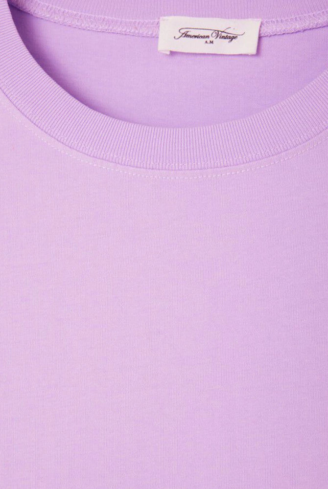 Luźny, prosty t-shirt z krótkim rękawem i okrągłym dekoltem. Wykonany z grubej bawełny. -Zamów t-shirt w swoim normalnym rozmiarze