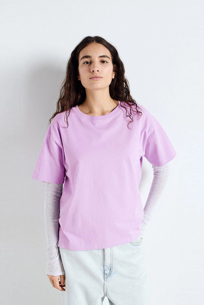 Luźny, prosty t-shirt z krótkim rękawem i okrągłym dekoltem. Wykonany z grubej bawełny. -Zamów t-shirt w swoim normalnym rozmiarze