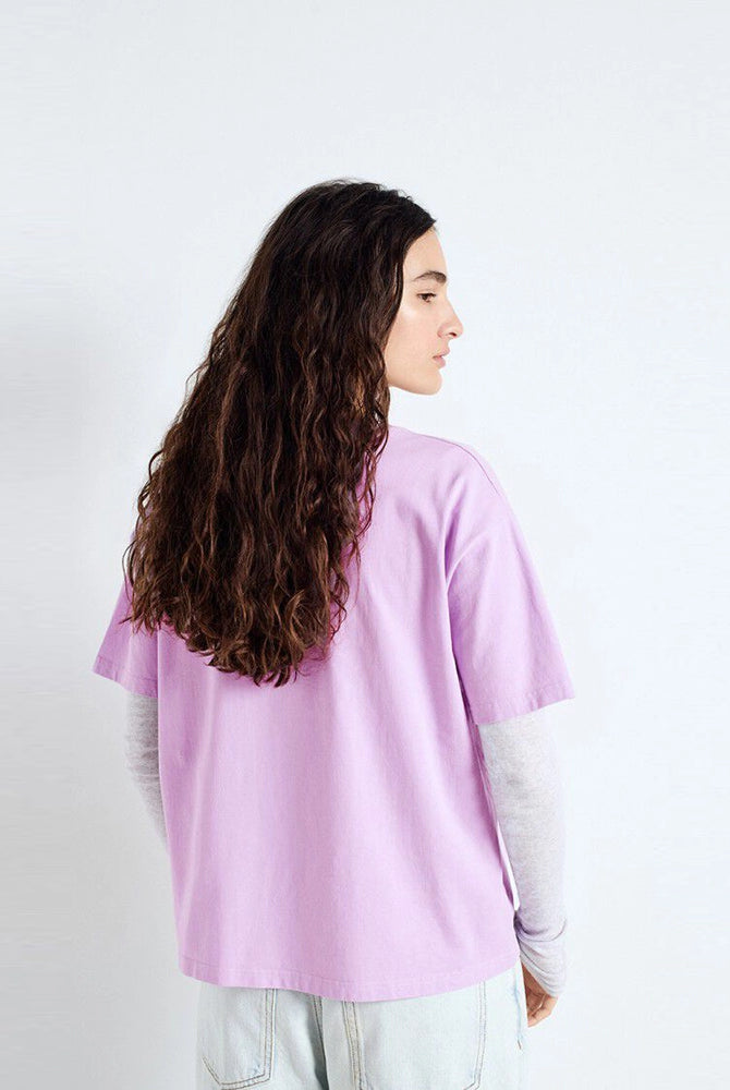 Luźny, prosty t-shirt z krótkim rękawem i okrągłym dekoltem. Wykonany z grubej bawełny. -Zamów t-shirt w swoim normalnym rozmiarze