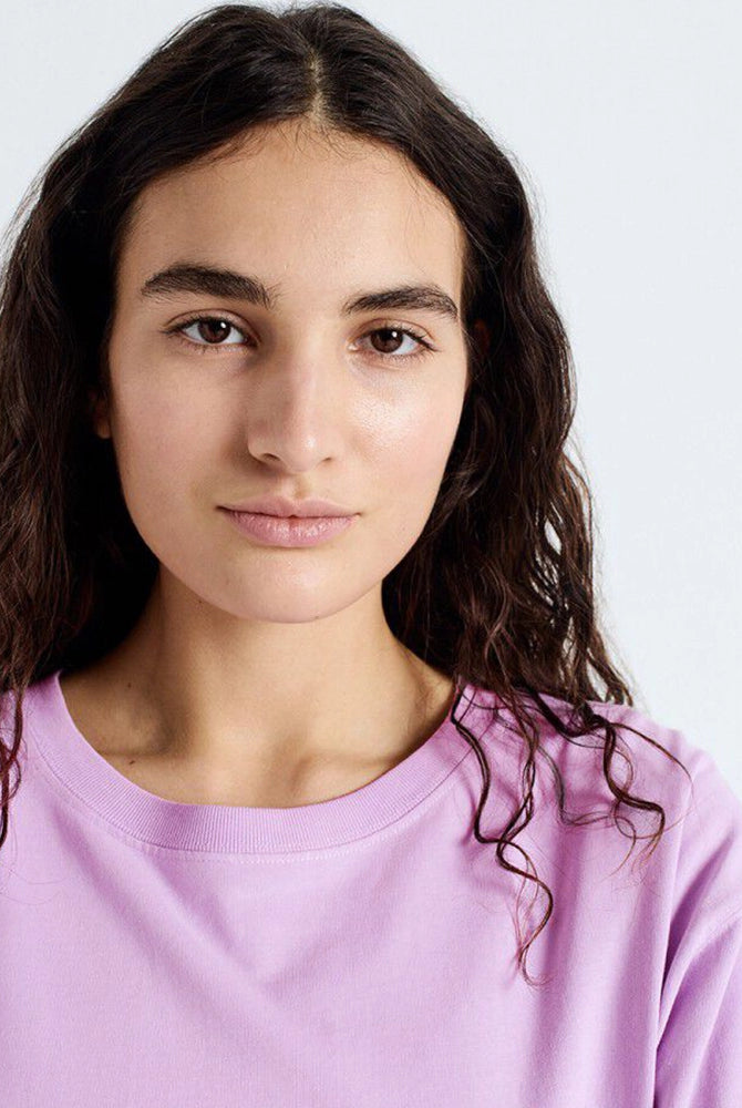 Luźny, prosty t-shirt z krótkim rękawem i okrągłym dekoltem. Wykonany z grubej bawełny. -Zamów t-shirt w swoim normalnym rozmiarze